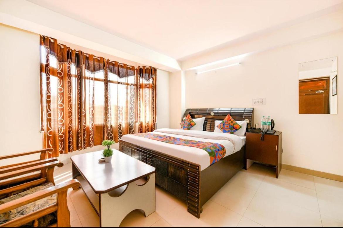 Hotel Gt International Tājganj Kültér fotó
