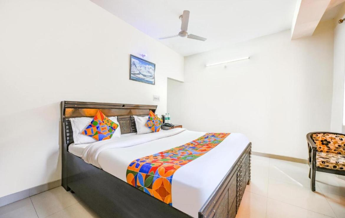 Hotel Gt International Tājganj Kültér fotó