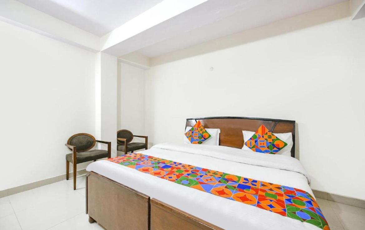 Hotel Gt International Tājganj Kültér fotó