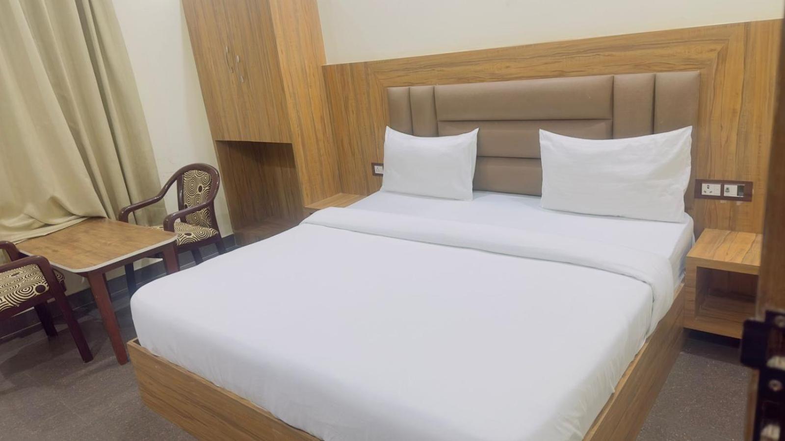Hotel Gt International Tājganj Kültér fotó