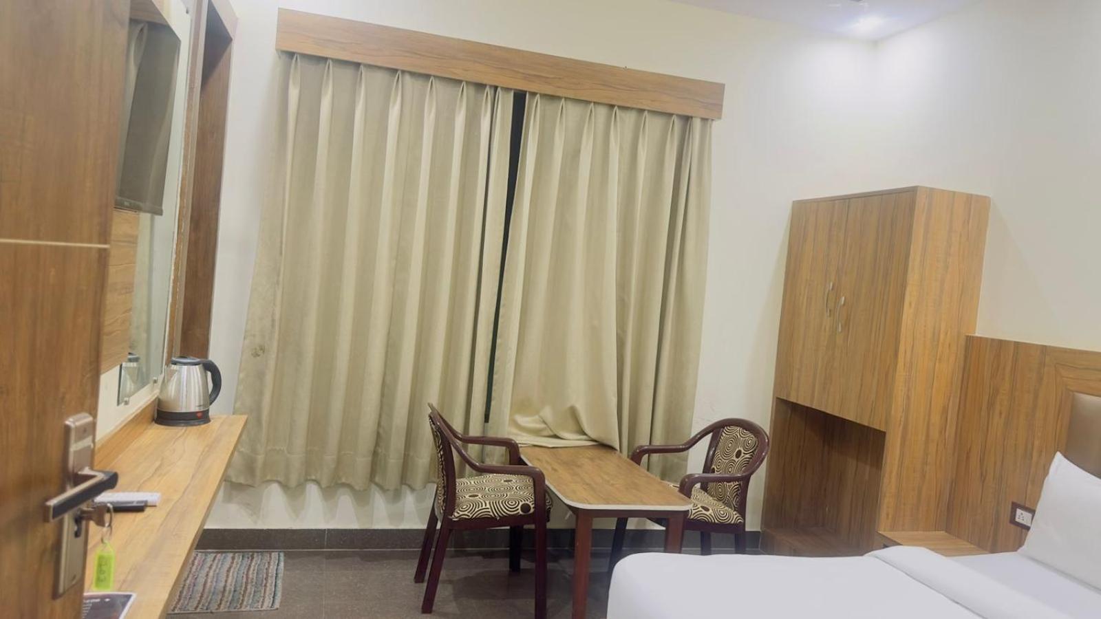 Hotel Gt International Tājganj Kültér fotó