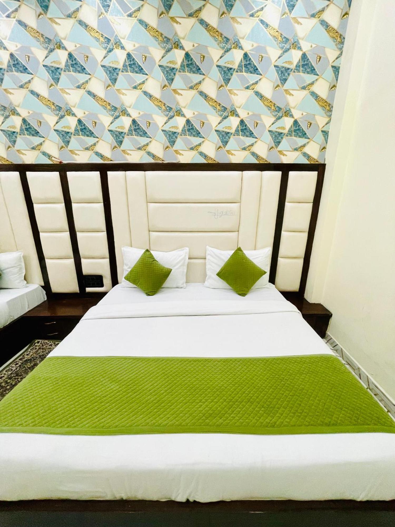 Hotel Gt International Tājganj Kültér fotó