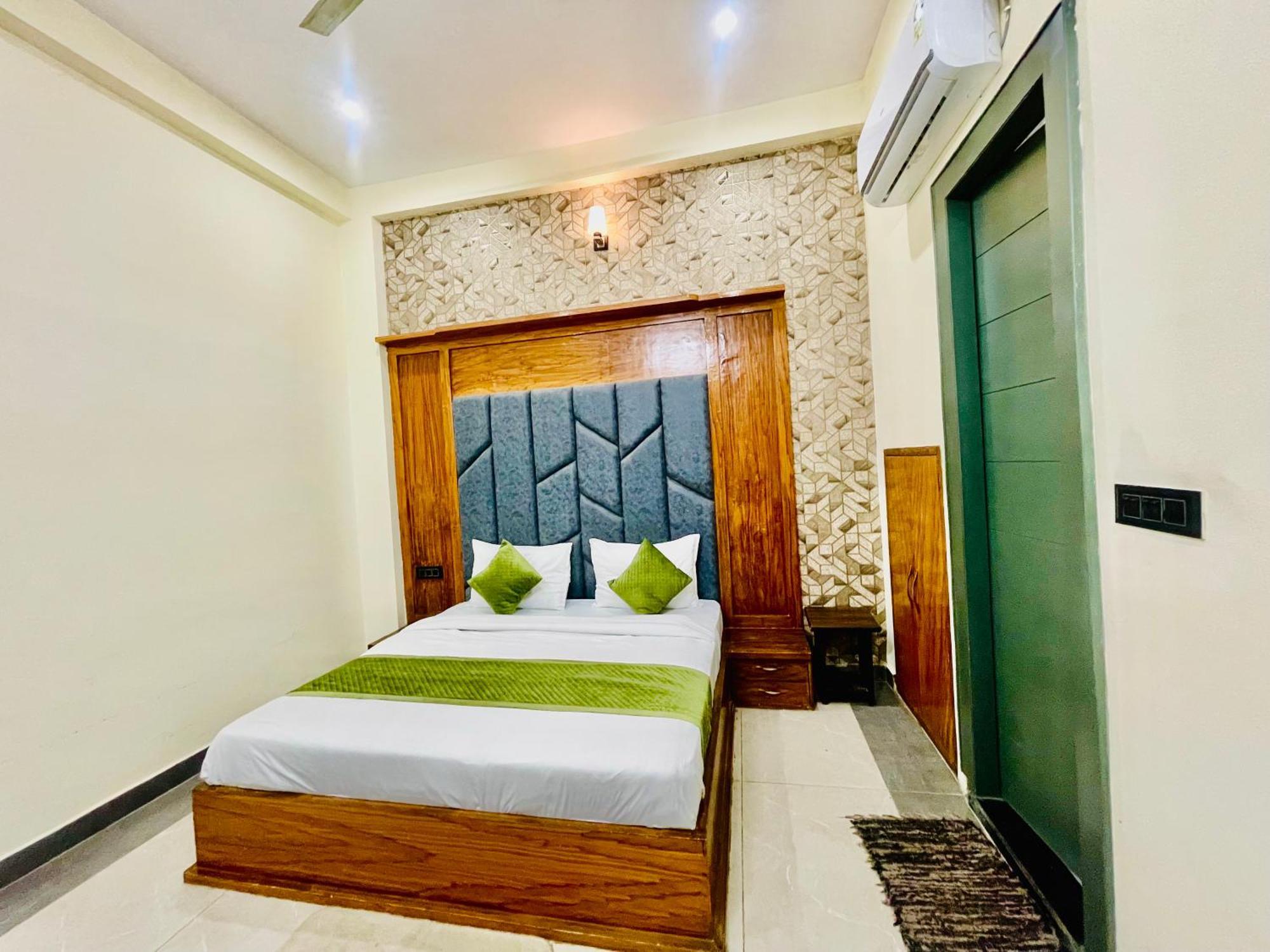 Hotel Gt International Tājganj Kültér fotó